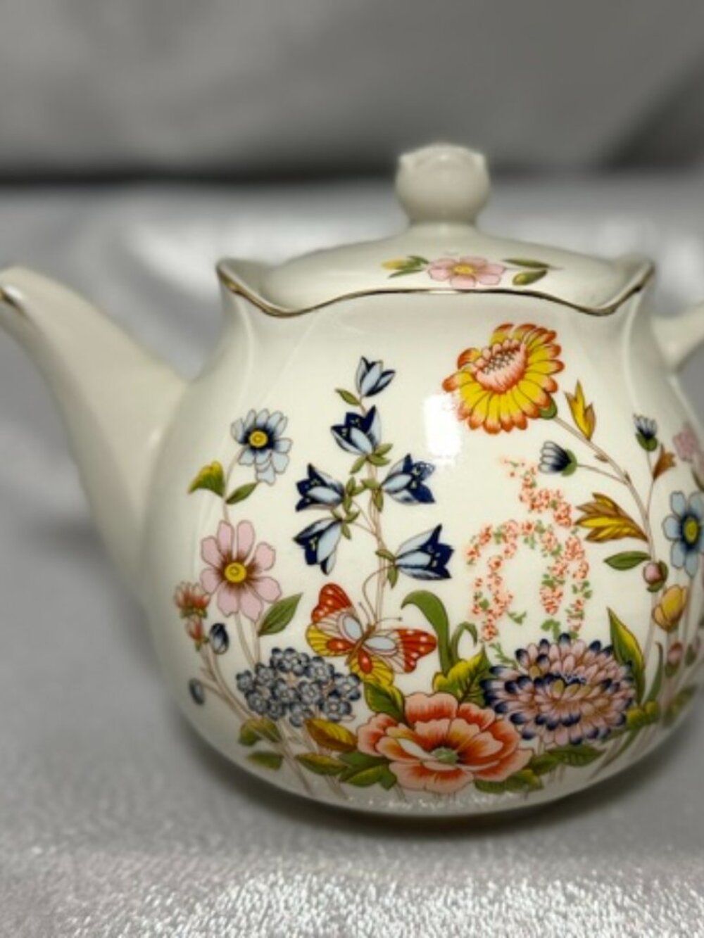 VINTAGE 1989 ROBINSON DESIGN GROUP FLORAL PORCELAIN TEAPOT MADE IN JAPAN